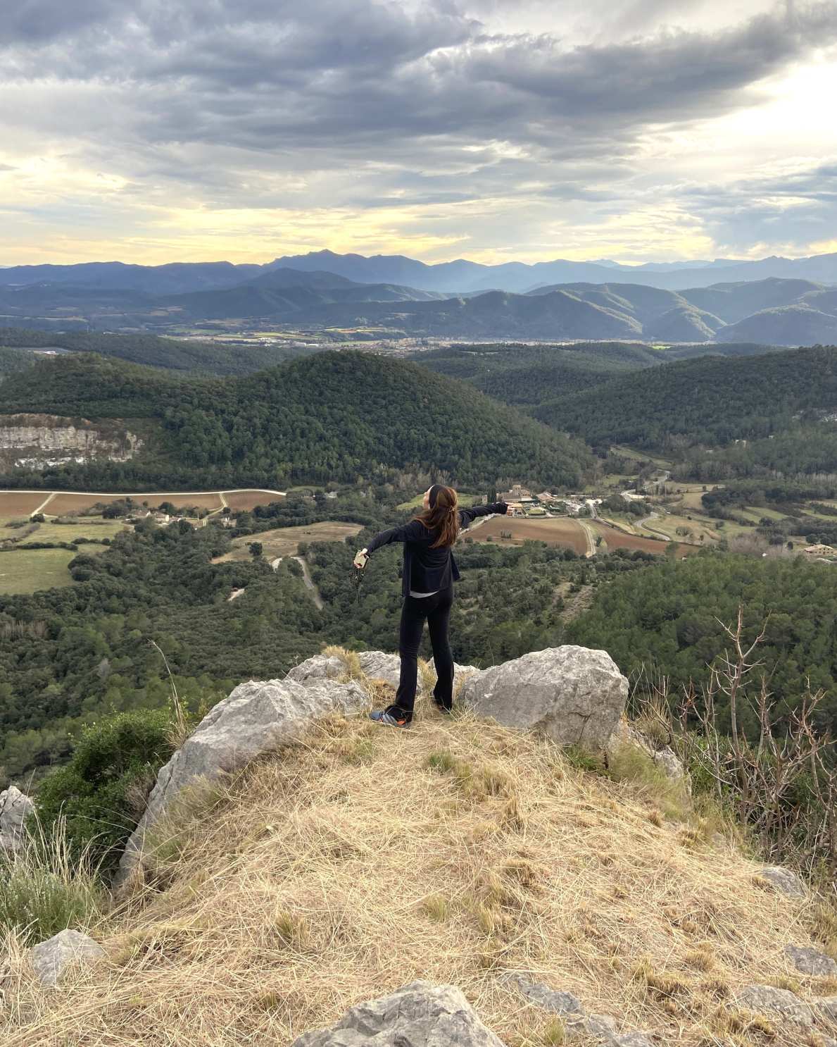 Professional de FreeAdventour observant el territori des d’un mirador de muntanya.