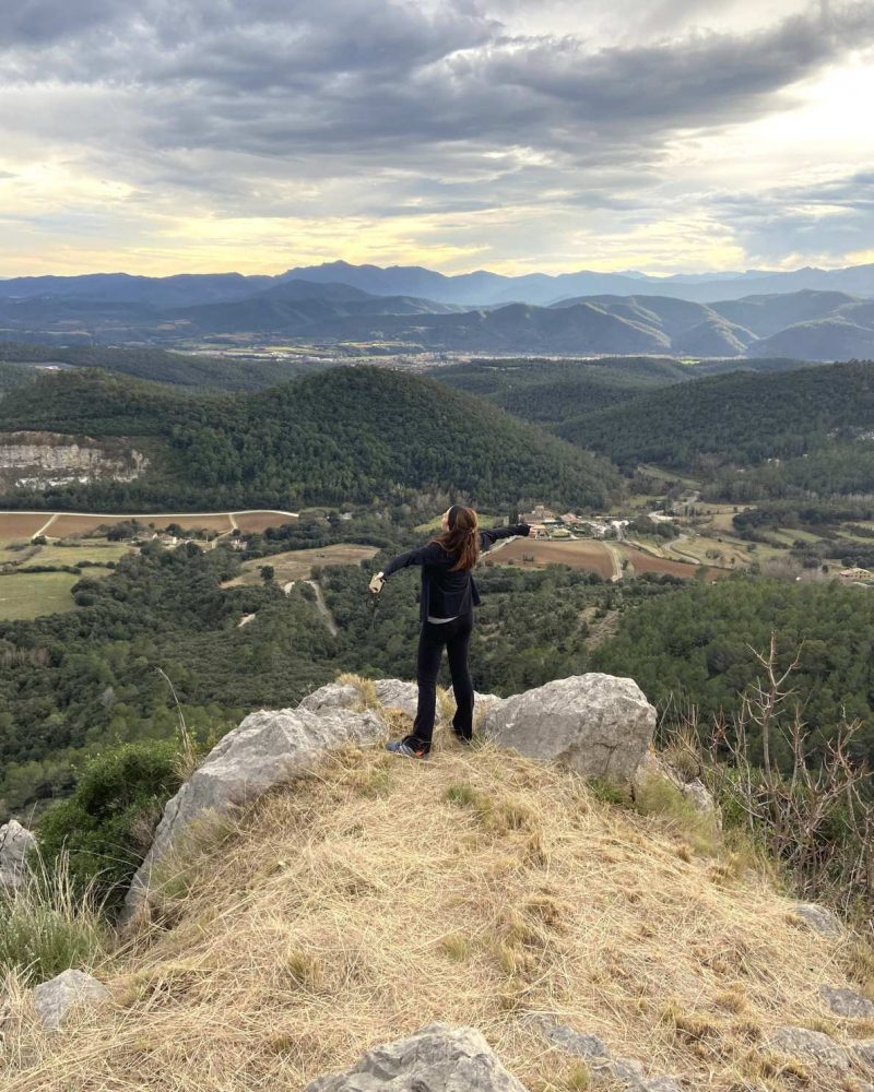 Professional facilitant una experiència d'equip a la natura